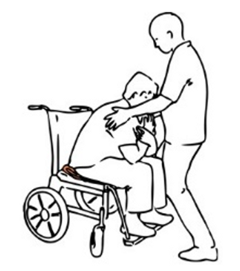 En person i rullstol som får hjälp av en man.