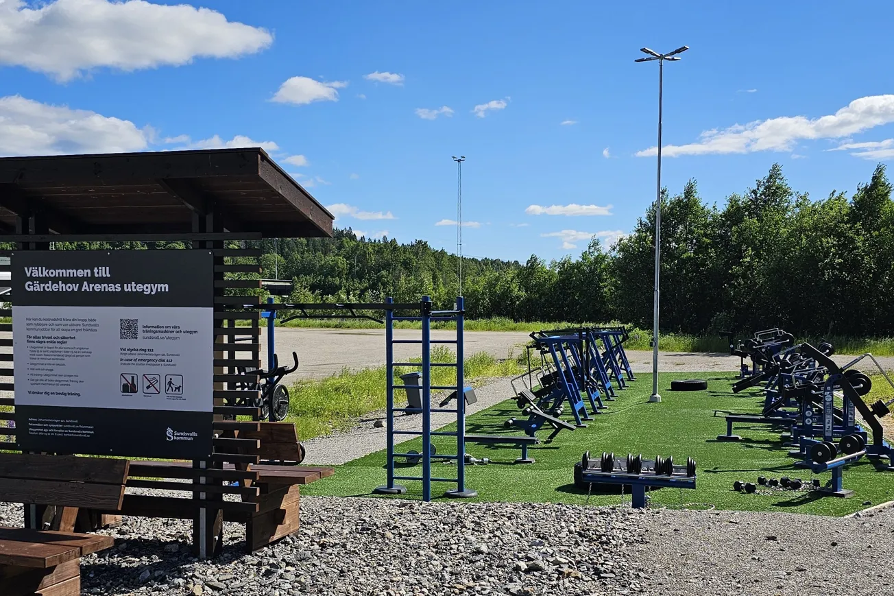 Ett utegym med flera träningsredskap.