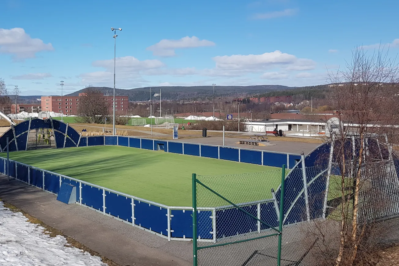 Multiarena för aktivitet, konstgräsplan med sarg runt om.