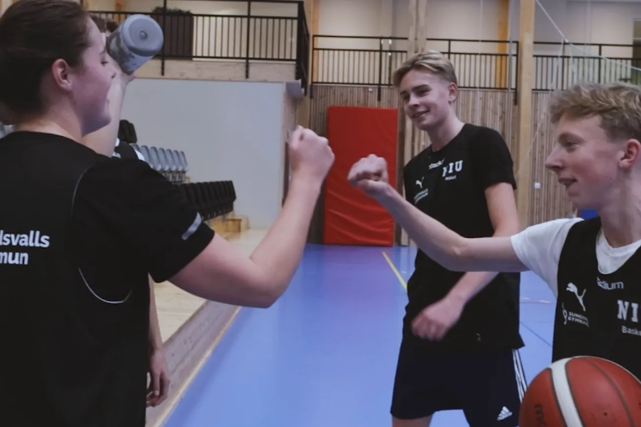 En grupp unga män som står bredvid varandra.
