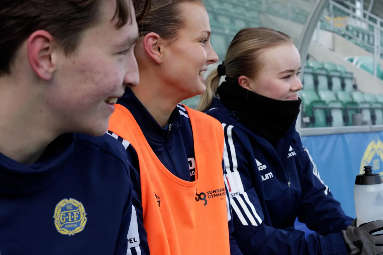 En grupp människor som står bredvid varandra.