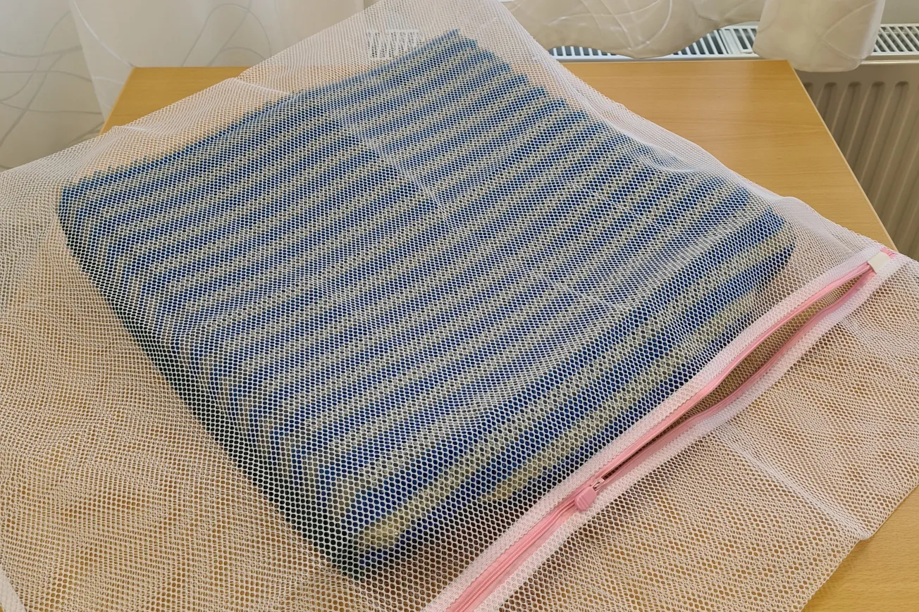 En sittdyna i en tvättpåse.