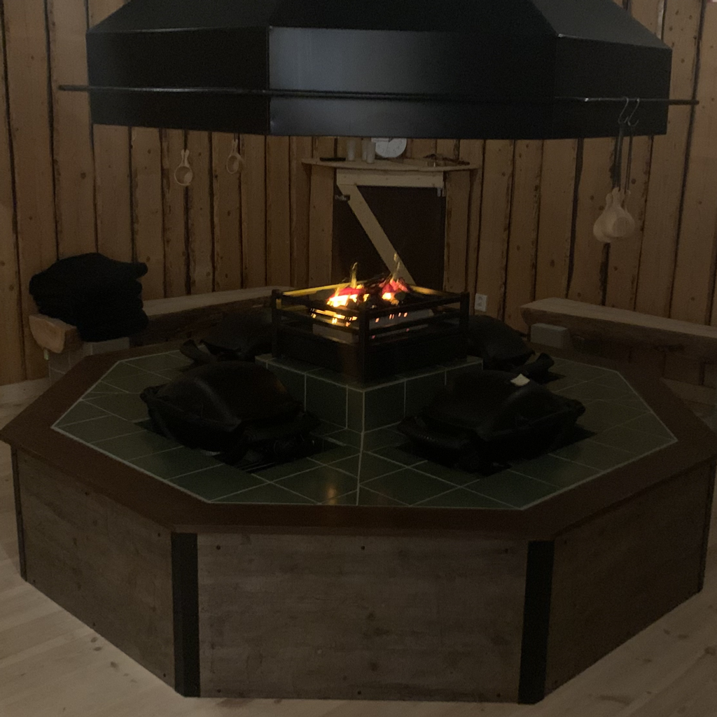 En spisplatta som sitter på ett träbord.