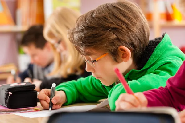 Koncentrerade elever i klassrum.