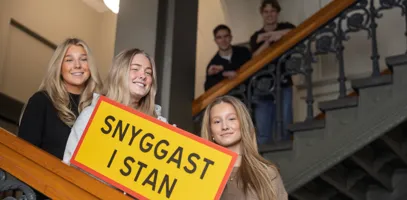 En grupp människor som håller en skylt där det står snyggast i stan.
