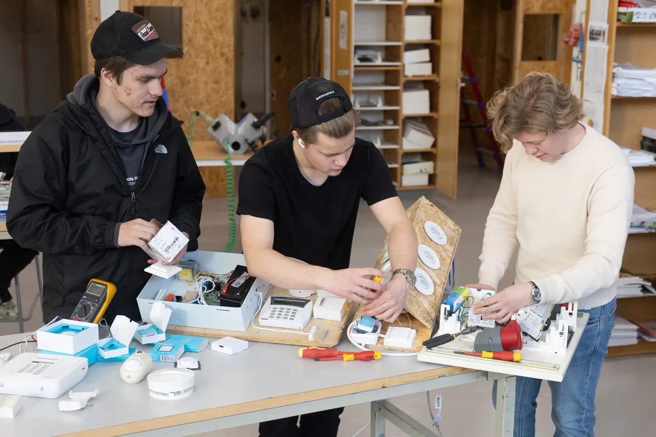 En grupp unga män som arbetar med ett projekt.