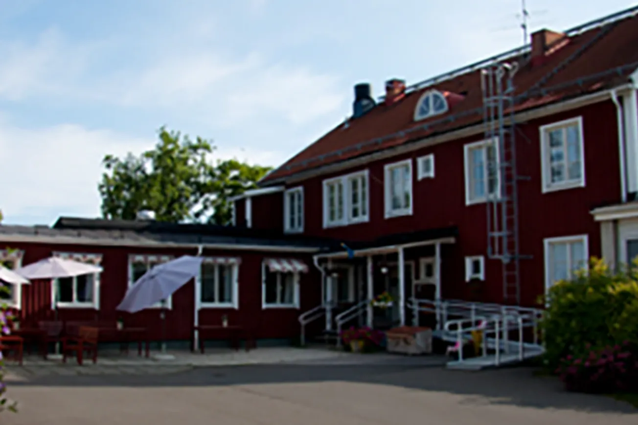 En stor röd byggnad med många fönster.
