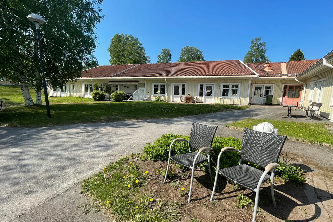 Några trädgårdsstolar framför ett hus.
