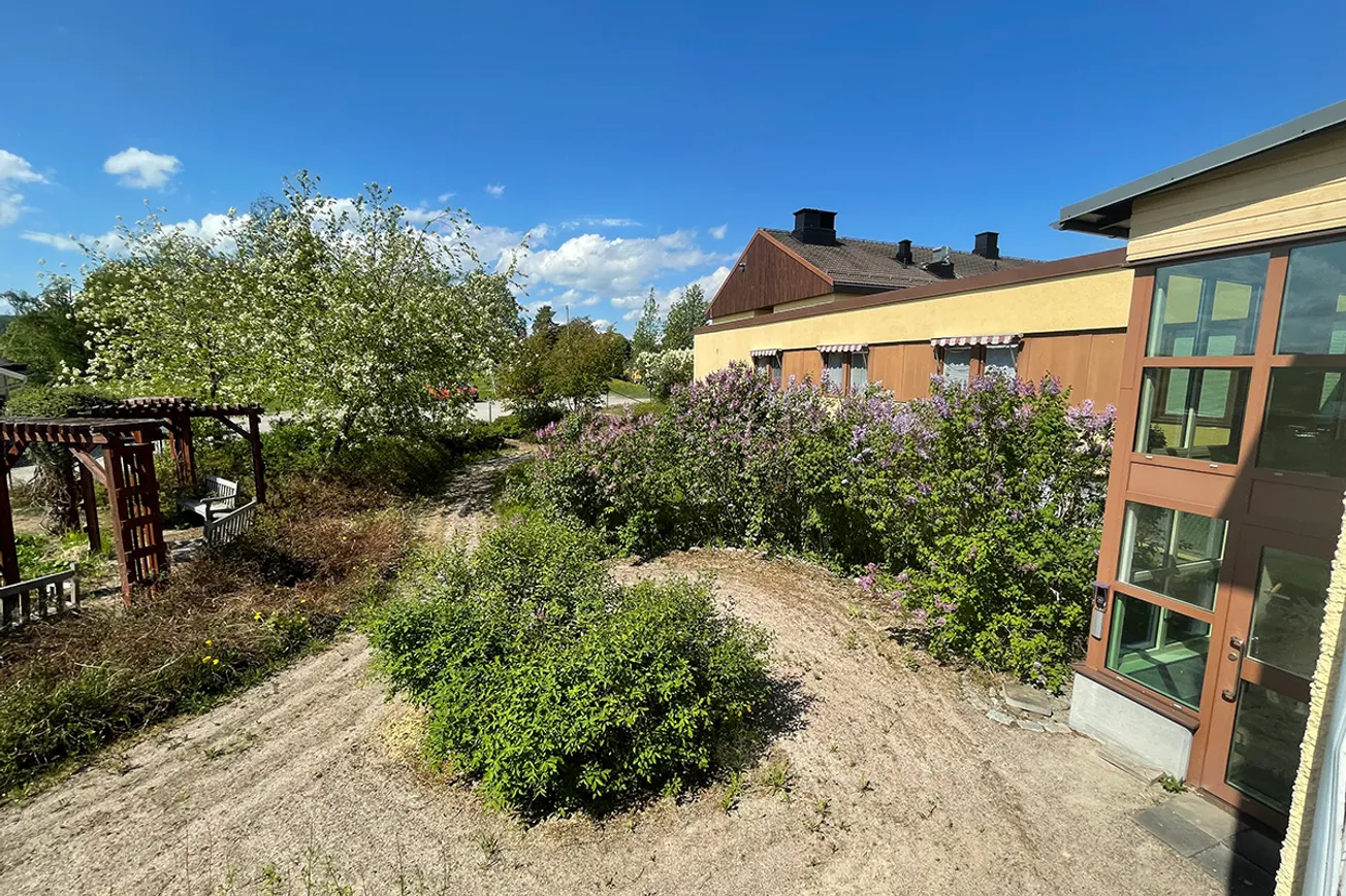 En utsikt över en byggnad från ett fönster.
