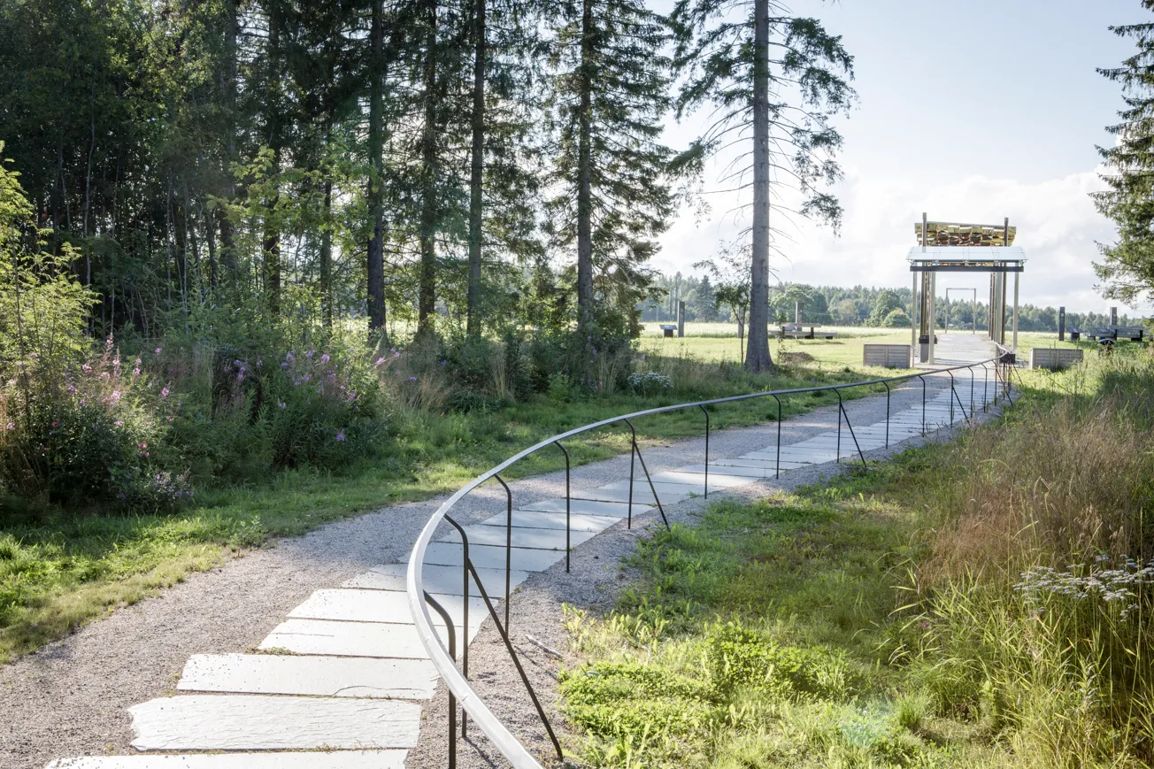 Promenadväg med räcke till utställningsplatsen.