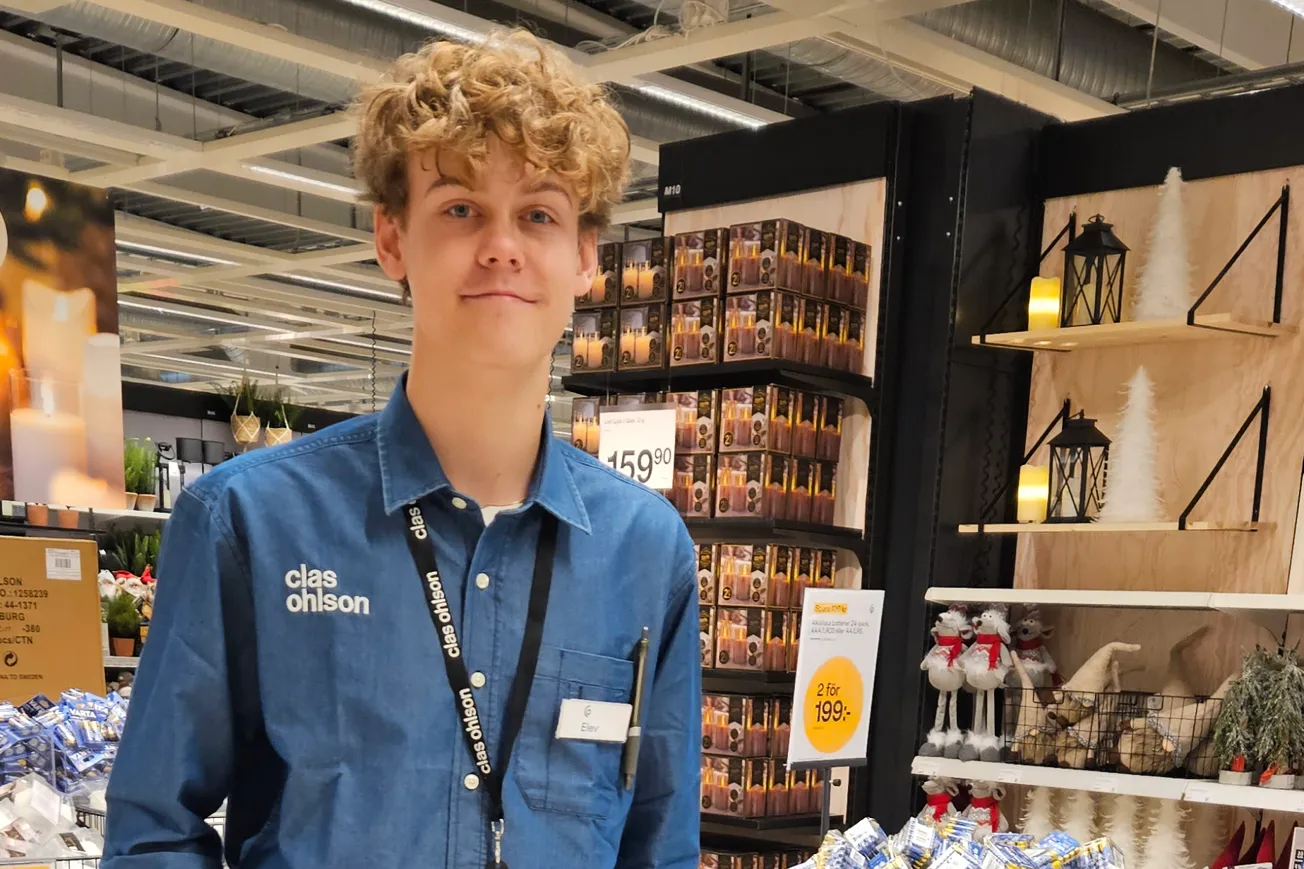 En man står framför en utställning av skor.