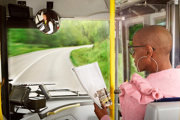 Person i buss som läser. 