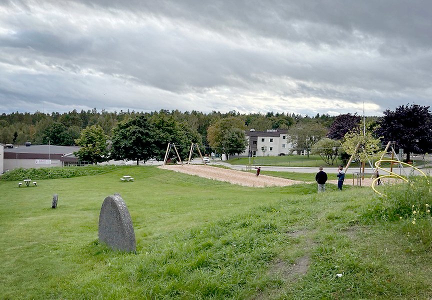 Mötesplatsen har fått både linbanor och pulkabacke som kan användas när snön kommer.