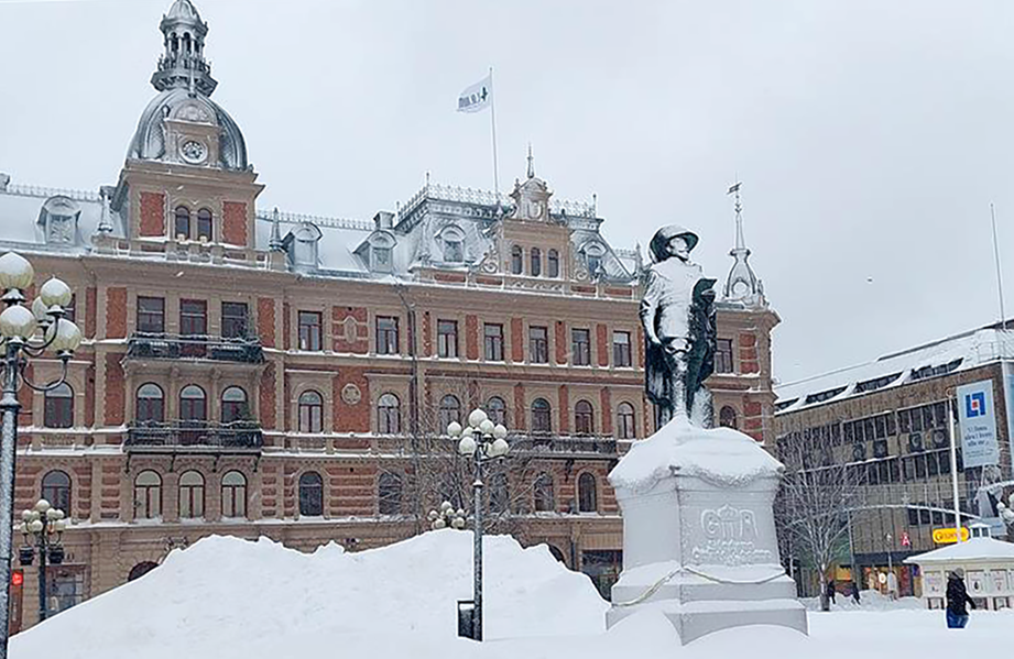 Bild på statyn av Gustav II Adolf på Stora torget i Sundsvall vintertid.