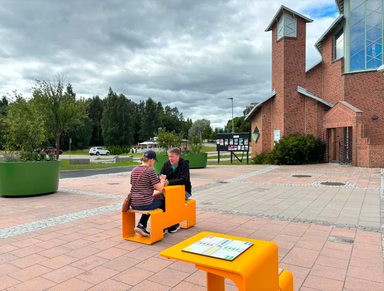 Två personer som spelar schack