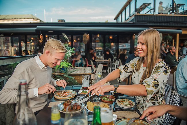 Två personer sitter vid ett bord och äter middag på en restaurang i Sundsvall.