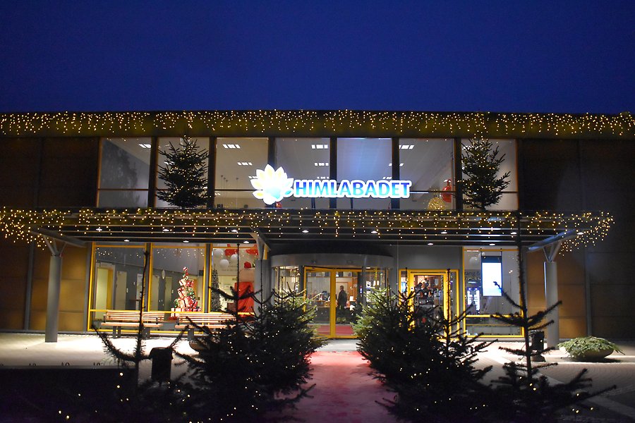 Himlabadets fasad med julpynt